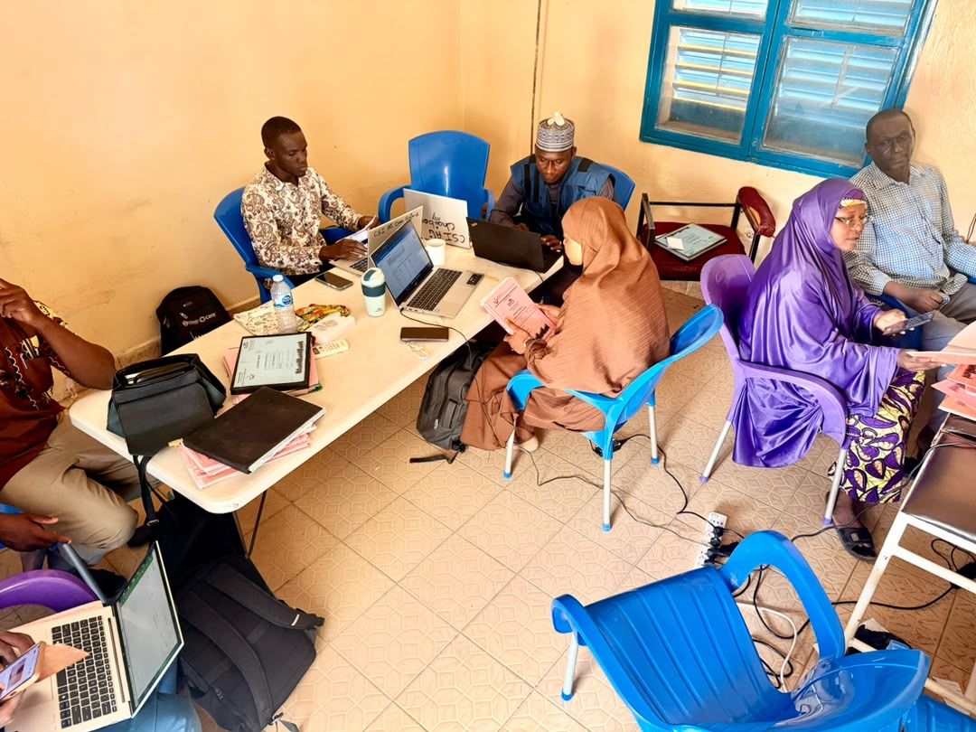 Participants travaillant sur ordinateurs portables lors d'un atelier